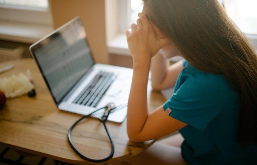 Pénurie de main-d’œuvre dans les hôpitaux : conditions de travail difficiles