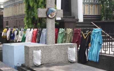 Bidonvilles et cimetières: quand le décor occulte la réalité empirique